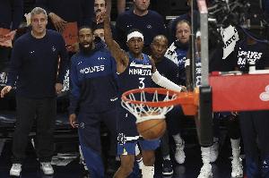 麦丹：防守回暖是因为拼劲 我们有能力回到联盟防守第一的水准